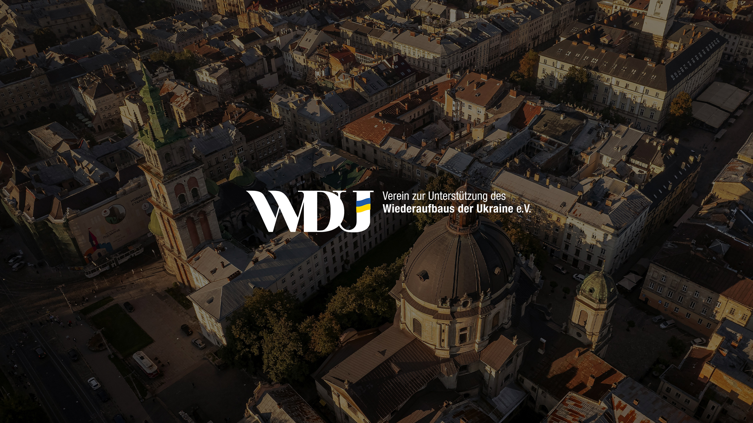 Logo WDU über Luftaufnahme einer ukrainischen Stadt