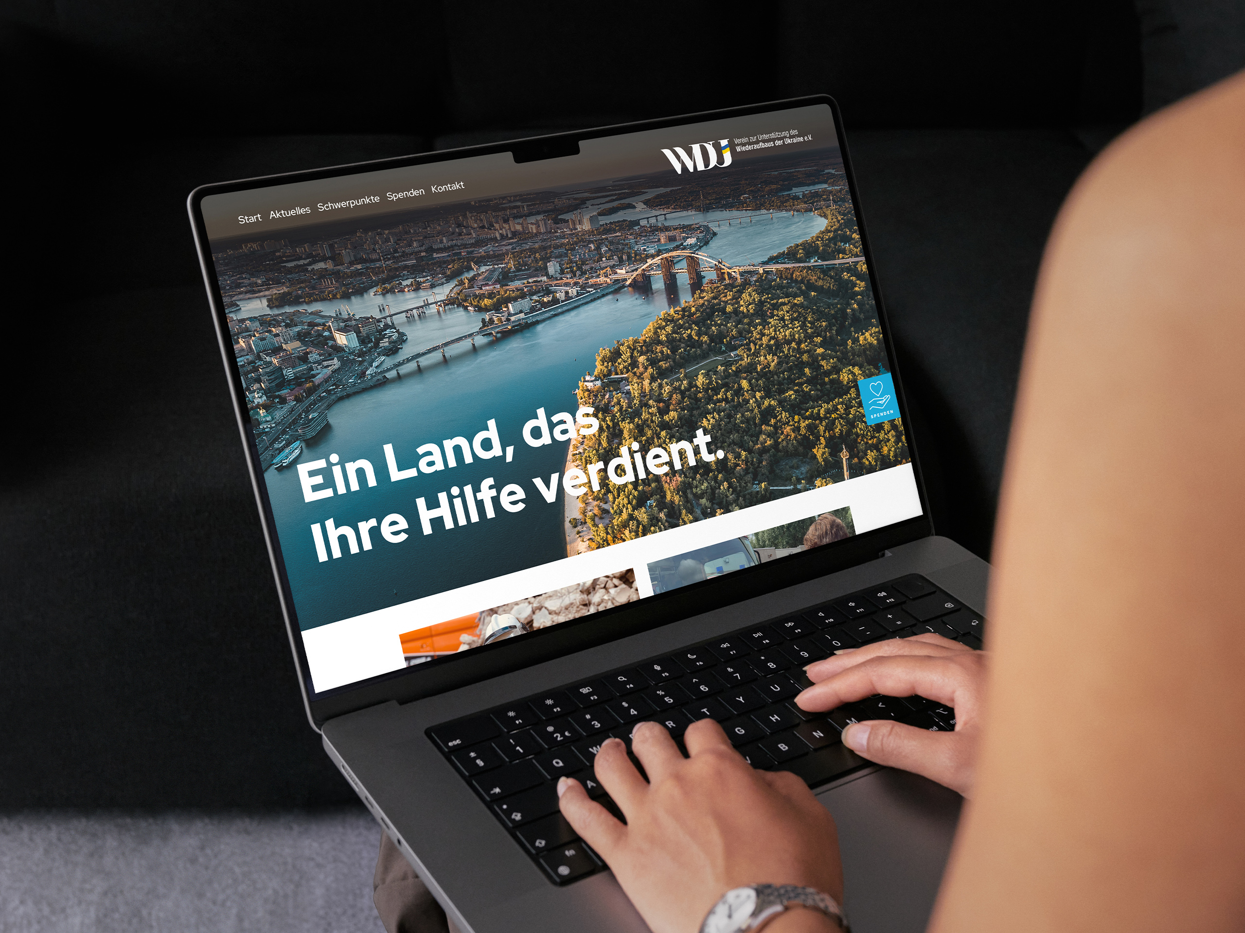 Website des Vereins auf einem Laptop